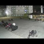 Indivíduo furando os pneus das motocicletas no Condomínio Encanta Moça, no Pina.
