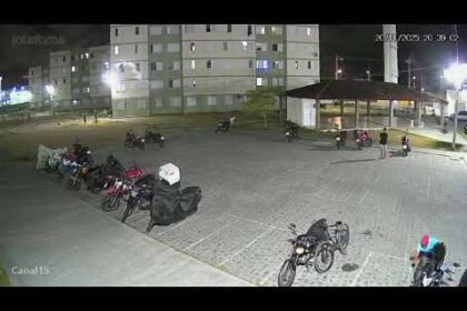 Indivíduo furando os pneus das motocicletas no Condomínio Encanta Moça, no Pina.