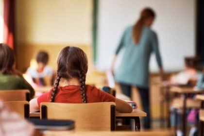 Piso dos professores pode ter acréscimo real de quase R$ 300 com reajuste acima da inflação