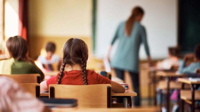 Piso dos professores pode ter acréscimo real de quase R$ 300 com reajuste acima da inflação