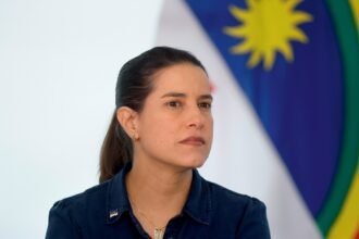 DEPUTADO PROTOCOLO PEDIDO DE IMPEACHMENT DE RAQUEL LIRY