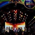 A NOITE DO FESTIVAL PERNAMBUCO MEU PAÍS NA ILHA DE ITAMARACÁ TEVE A PRESENÇA MARCANTE DO CANTOR THIAGUINHO.