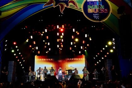 A NOITE DO FESTIVAL PERNAMBUCO MEU PAÍS NA ILHA DE ITAMARACÁ TEVE A PRESENÇA MARCANTE DO CANTOR THIAGUINHO.