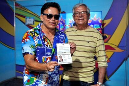 NÃO PODERIA FALTAR ELE O CANTOR ALMIR ROUCHE AO LADO DO PREFEITO PAULO GALVÃO QUE DEU O PASSAPORTE DO PERNAMBUCO MEU PAÍS