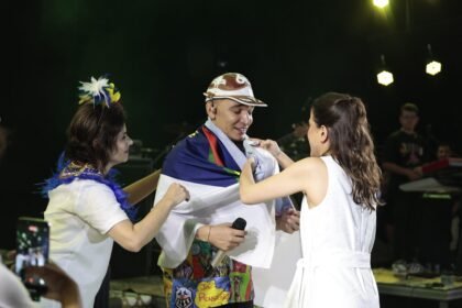 NO PALCO PERNAMBUCO MEU PAÍS, JOÃO GOMES ANÚNCIA DRILHA APÓS O CARNAVAL NA RUA DA AURORA