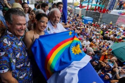 RAQUEL LYRA RECEBE PRESIDENTE LULA NO DESFILE DO GALO DA MADRUGADA