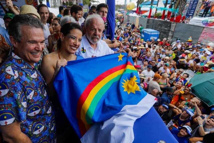 RAQUEL LYRA RECEBE PRESIDENTE LULA NO DESFILE DO GALO DA MADRUGADA