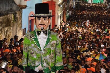 HOMEM DA MEIA-NOITE ENTRE O SAGRADO E A FALIA, O ETERNO GUARDIÃO DA MEMÓRIA DE OLINDA